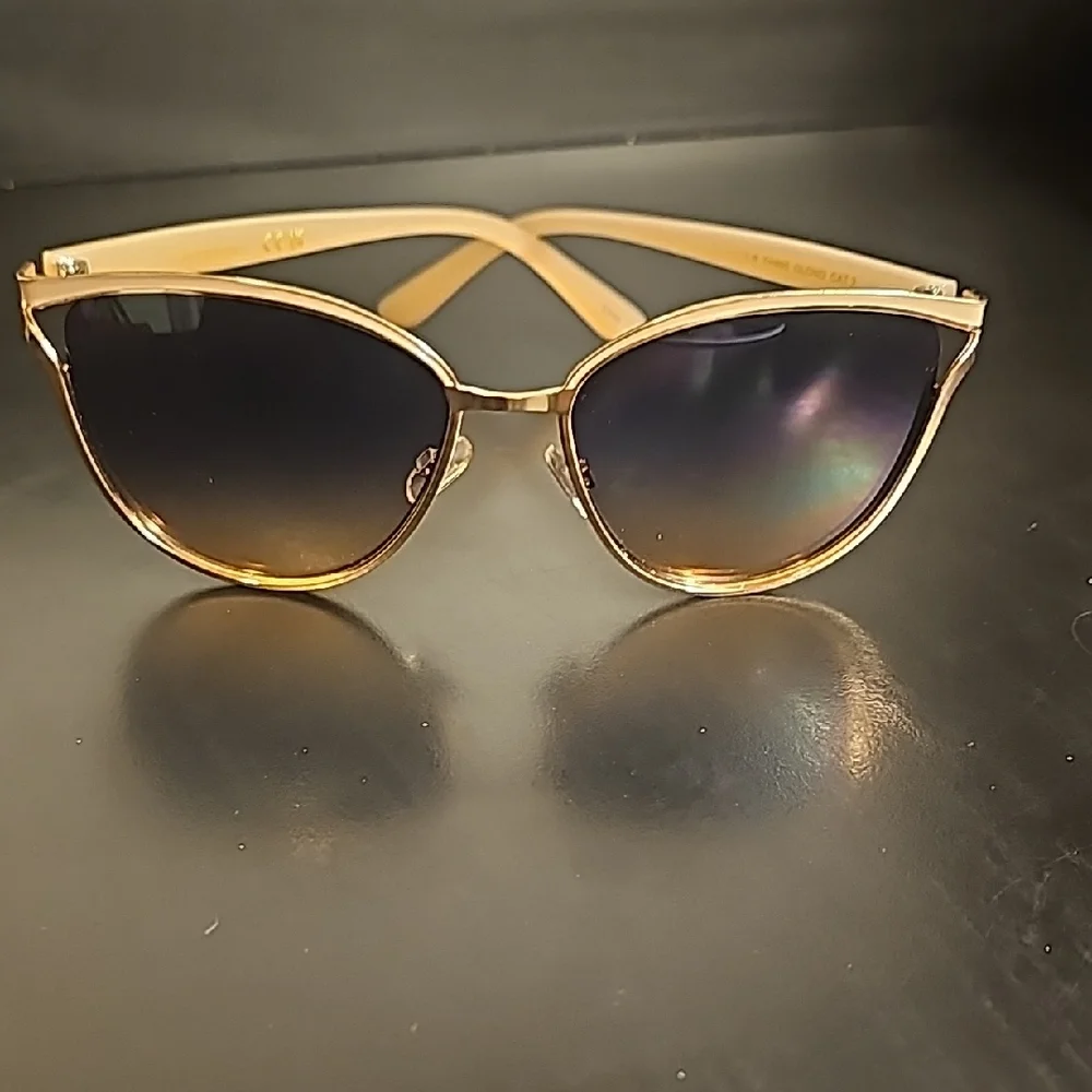 Tahari Biege and Black Sunglasses - Picture 6 of 6